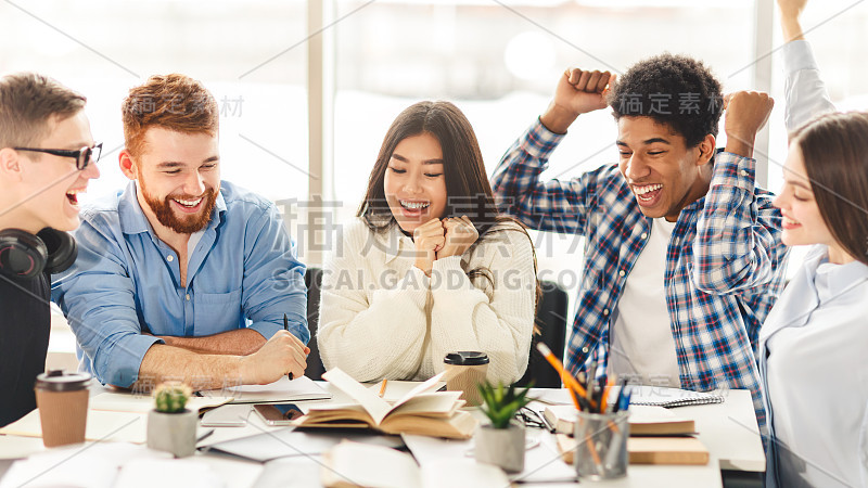 热情的同学们完成了他们的项目准备并举手