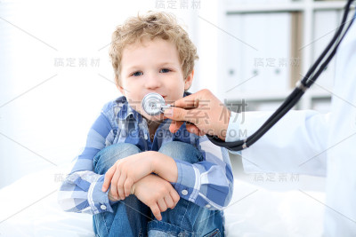 医生用听诊器检查儿童病人