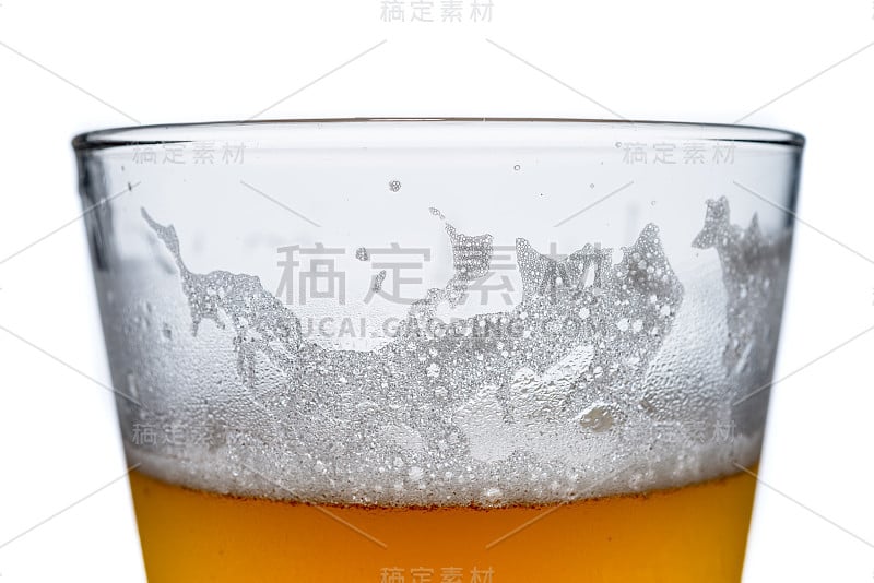 近距离观察精酿啤酒泡沫