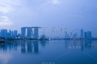 傍晚新加坡商业区的天际线