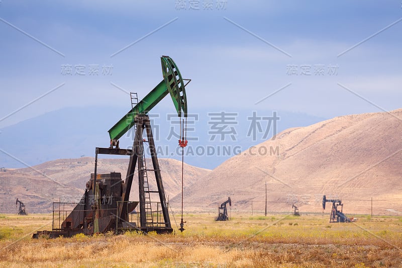 大山中的大型油田的油泵