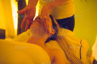 年轻女子正在做面部按摩