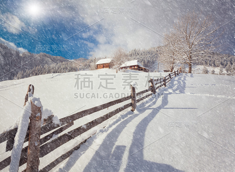 冬季阳光明媚的山村景观。