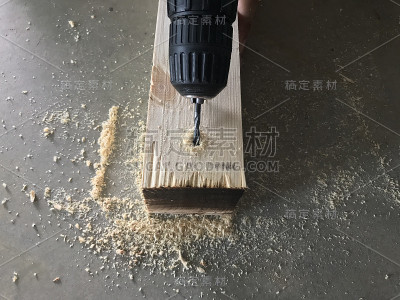 用螺丝刀进行木材钻孔