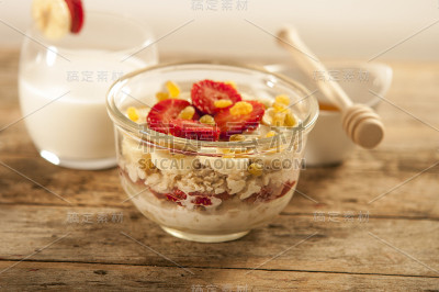 草莓香蕉木燕麦粥