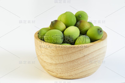 莲子放在一个木杯上放了一颗白色的