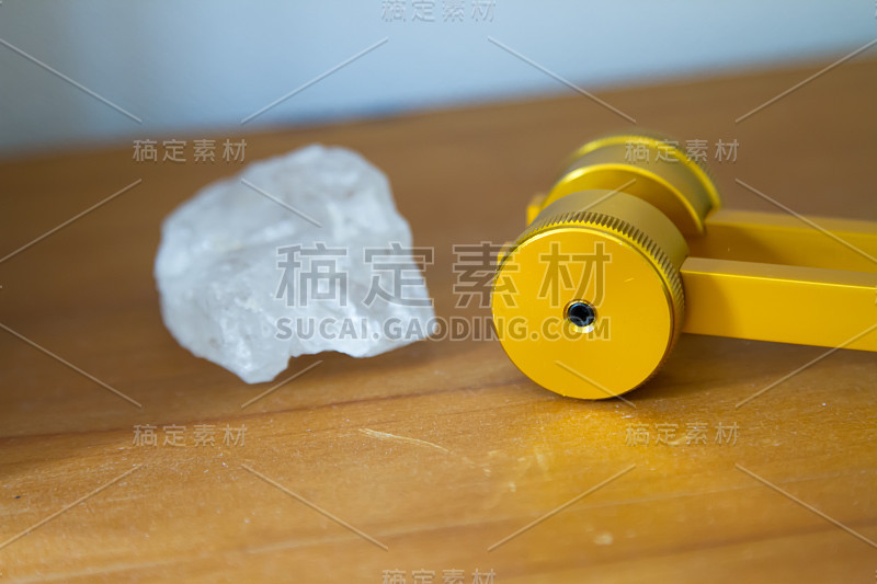 手拿音叉。