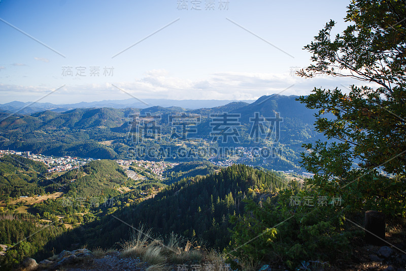 在巴尔干半岛的秋天，从悬崖顶上俯瞰绿色山谷的全景。