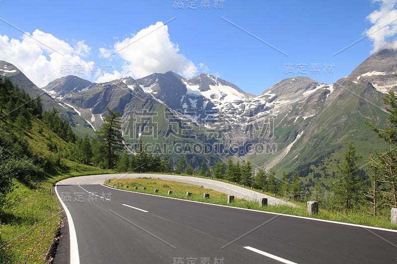 美丽的高山公路在夏天