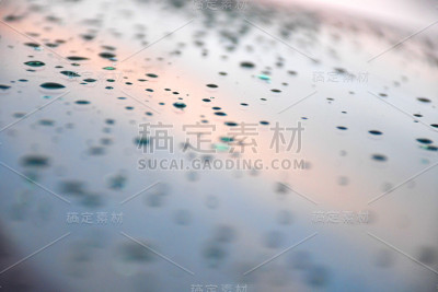 日落时挡风玻璃上的雨滴