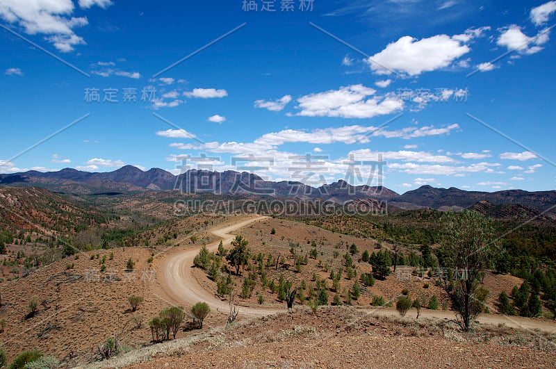 蜿蜒的道路穿过弗林德斯山脉