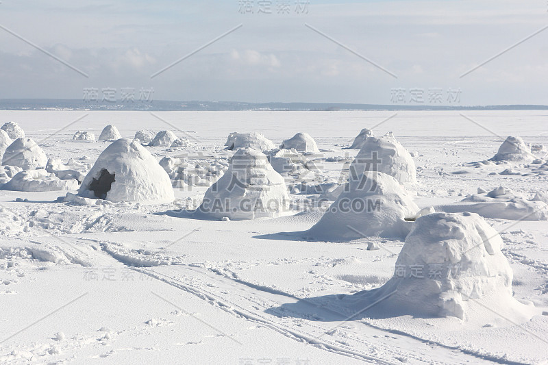 冬季，俄罗斯新西伯利亚的一座冰屋建在一个积雪的水库上