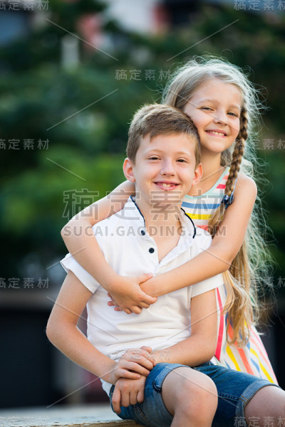 两个孩子拥抱