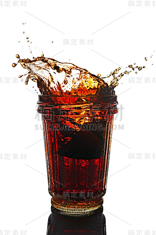 倒入一杯加柠檬的可乐