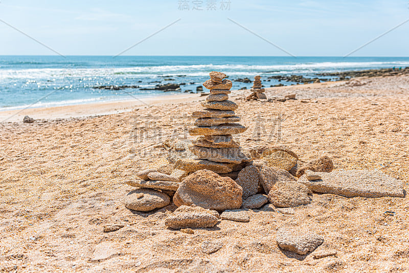 河流到海洋保护区，在圣奥古斯丁的佛罗里达海滩北部与海浪，沙子和没有人在阳光明媚的日子与堆石堆shel