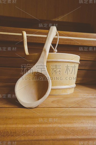 木制澡堂与勺子和浴缸工具近距离。