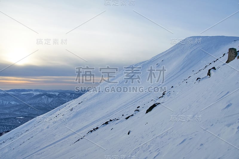 雪覆盖的山坡。徒步登山。