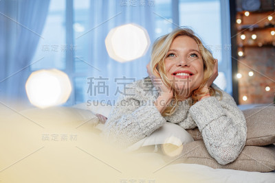 乐观的女人喜欢舒适的家