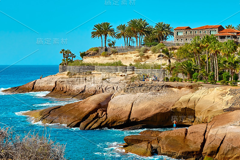 特内里费岛和海洋夏日景观。神奇的岩石视图。海滨度假胜地。旅游、旅游、度假。