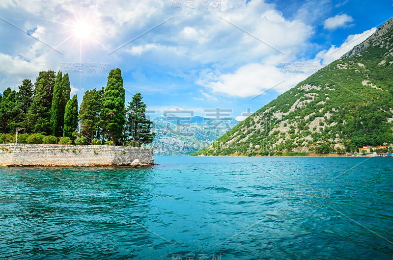 美丽的地中海风景。黑山科托尔湾，佩拉斯特镇附近的圣乔治岛。