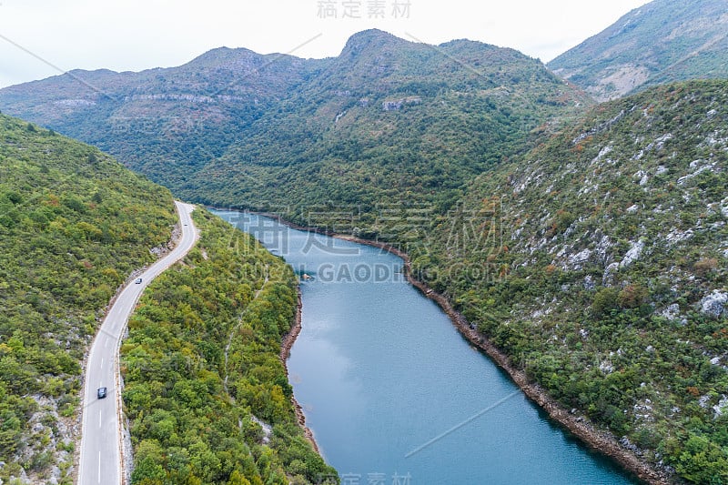 波黑山区河流的鸟瞰图