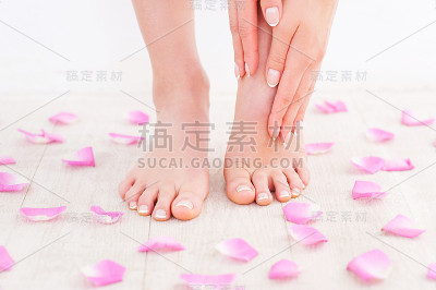 美甲,修脚。