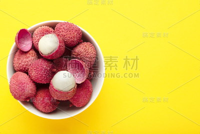 美味的荔枝碗在黄色的背景