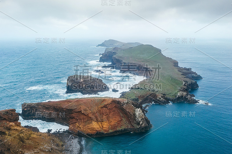 从Pico do Furado上俯瞰Sao Lourenco与大西洋湾的景色，Pico do Fur