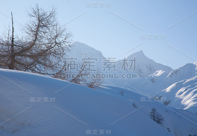 雪覆盖的山