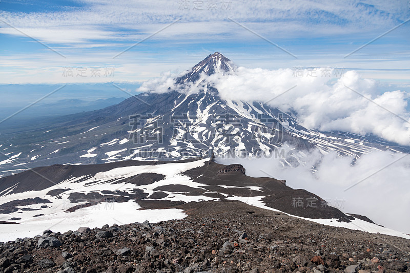 俄罗斯堪察加半岛的科里亚克斯基火山。位于堪察茨基petropavlovsk市北部35公里处的活火山。