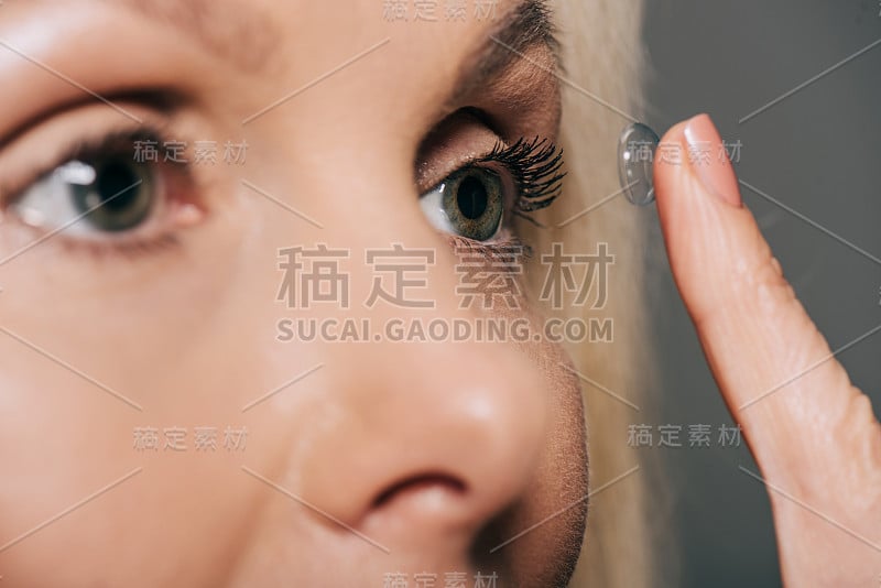 女性佩戴隐形眼镜