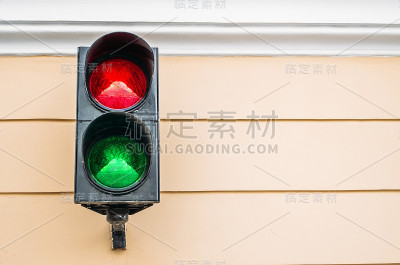 墙上的双色交通灯。