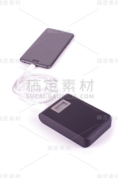 智能手机充电从电源隔离在白色背景