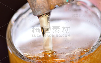 倒啤酒
