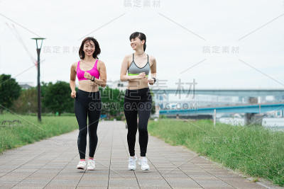 年轻女子在做运动