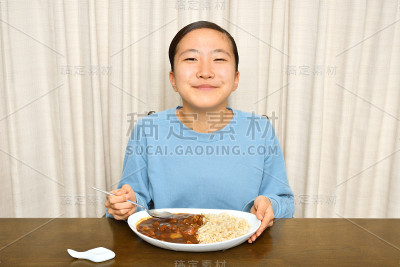 一个日本女孩喜欢吃咖喱和米饭