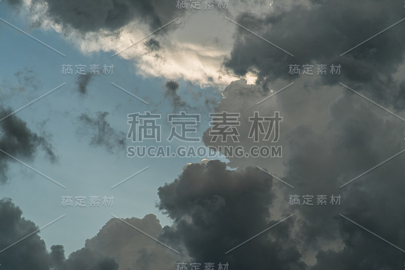 戏剧性的天空与云。雨云。雷雨。雷雨