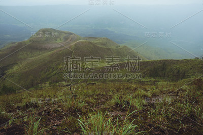 美丽的山在晨雾中，巴图尔，巴厘岛，印度尼西亚