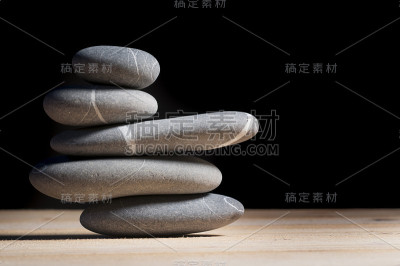 六块石头堆