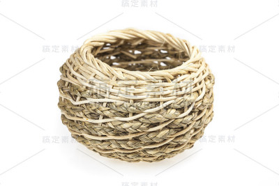 白色背景上的手工小柳条篮子