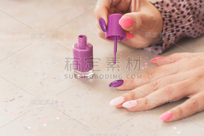 用紫色指甲油修指甲