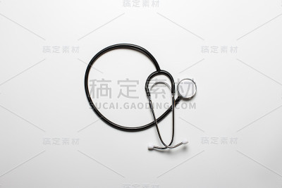 医生的听诊器在灯光背景上。横幅。平躺，俯视图