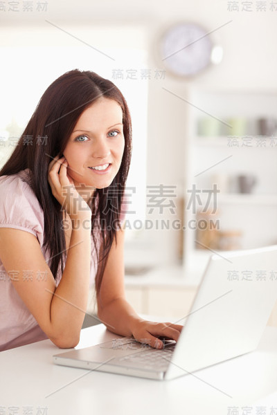 看笔记本电脑的女人