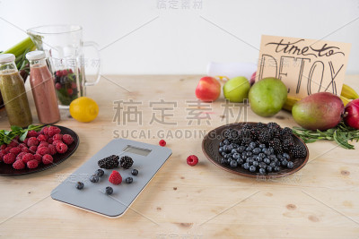 新鲜浆果和水果
