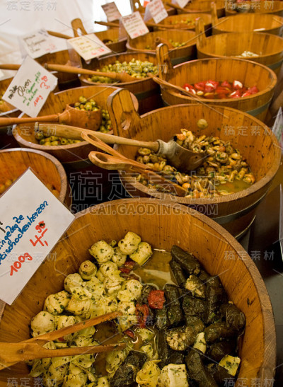 市场摊位上的橄榄