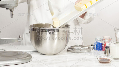 用立式厨房搅拌器搅拌原料，制作奶油糖霜。