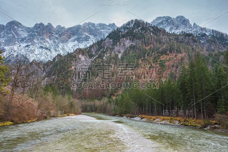 风景在Gesause国家公园与恩斯河和美丽的山景，在斯蒂里亚地区，奥地利