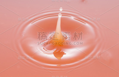 几滴葡萄柚汁后的波浪。