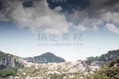 房子建在山的一侧