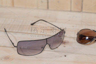 太阳眼镜放在木板上